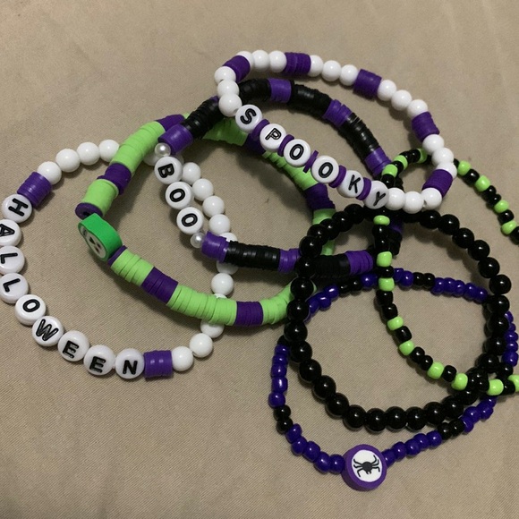 7 Halloween Beaded Bracelets Set Spooky Skull Boo - Picture 1 of 3